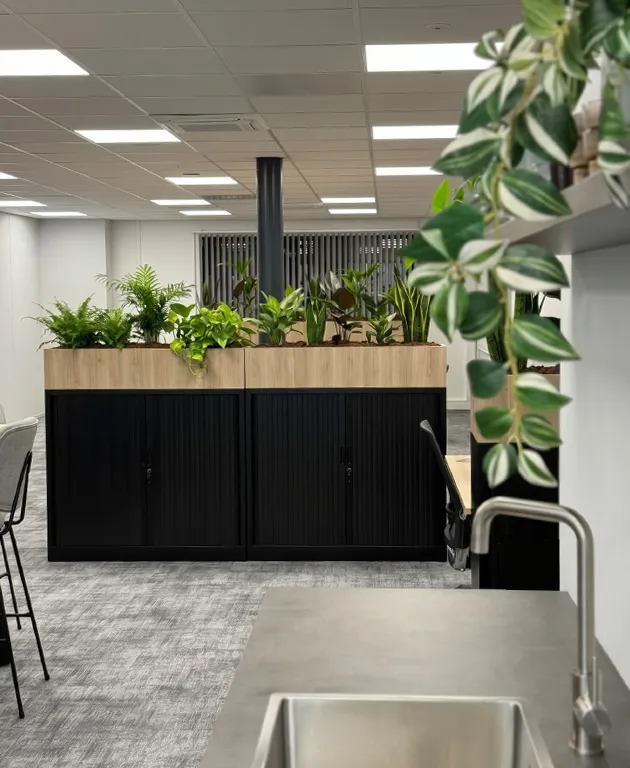 Niden – van lege ruimte naar compleet instapklaar kantoor - Plantenkasten Bij Pantry